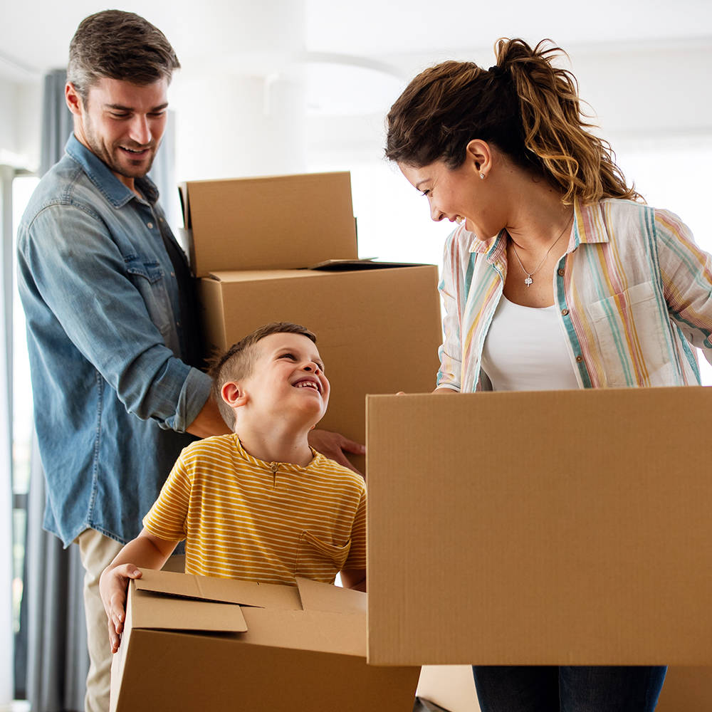 Jeune famille emménageant dans leur nouvel appartement.