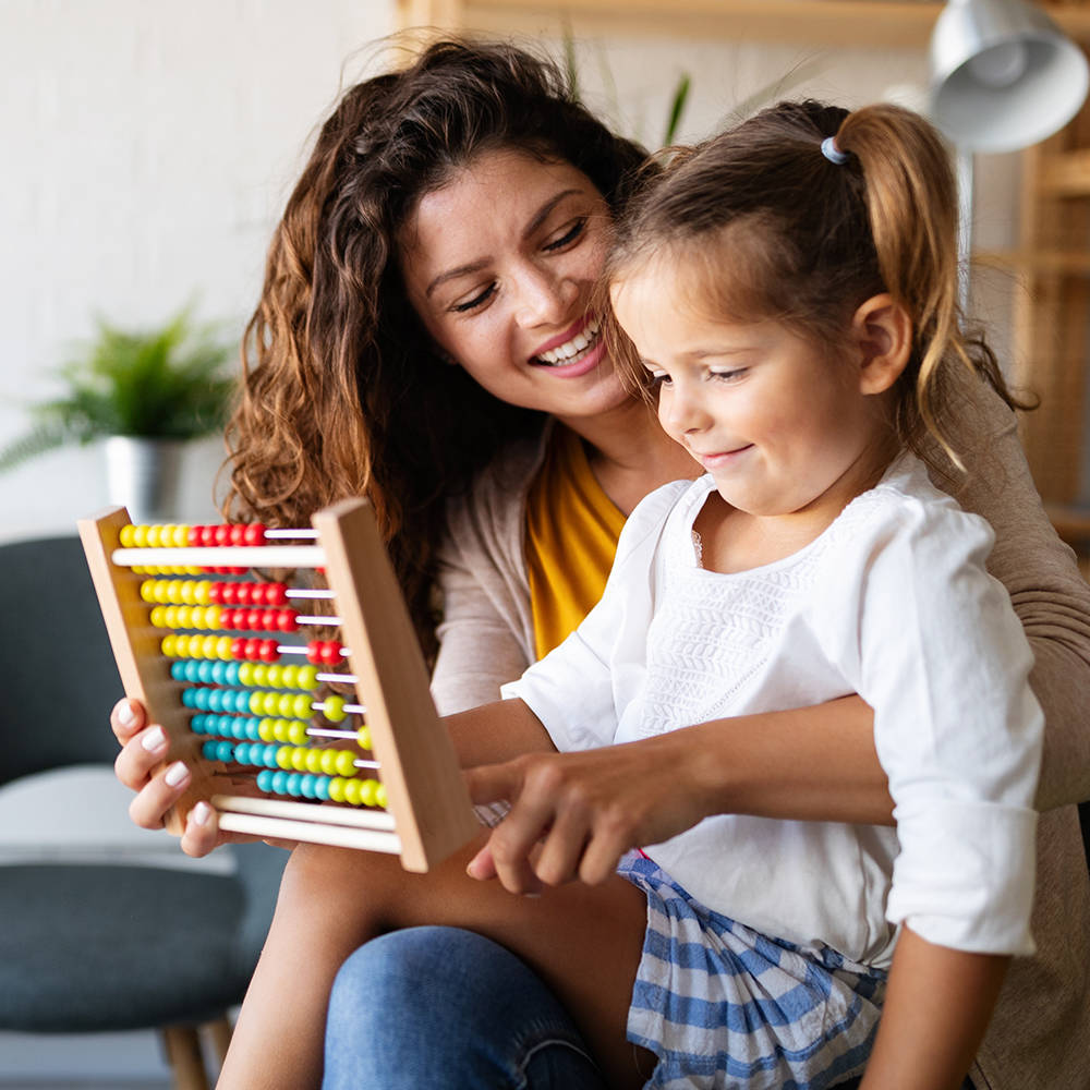 Une mère et son enfant jouant ensemble.