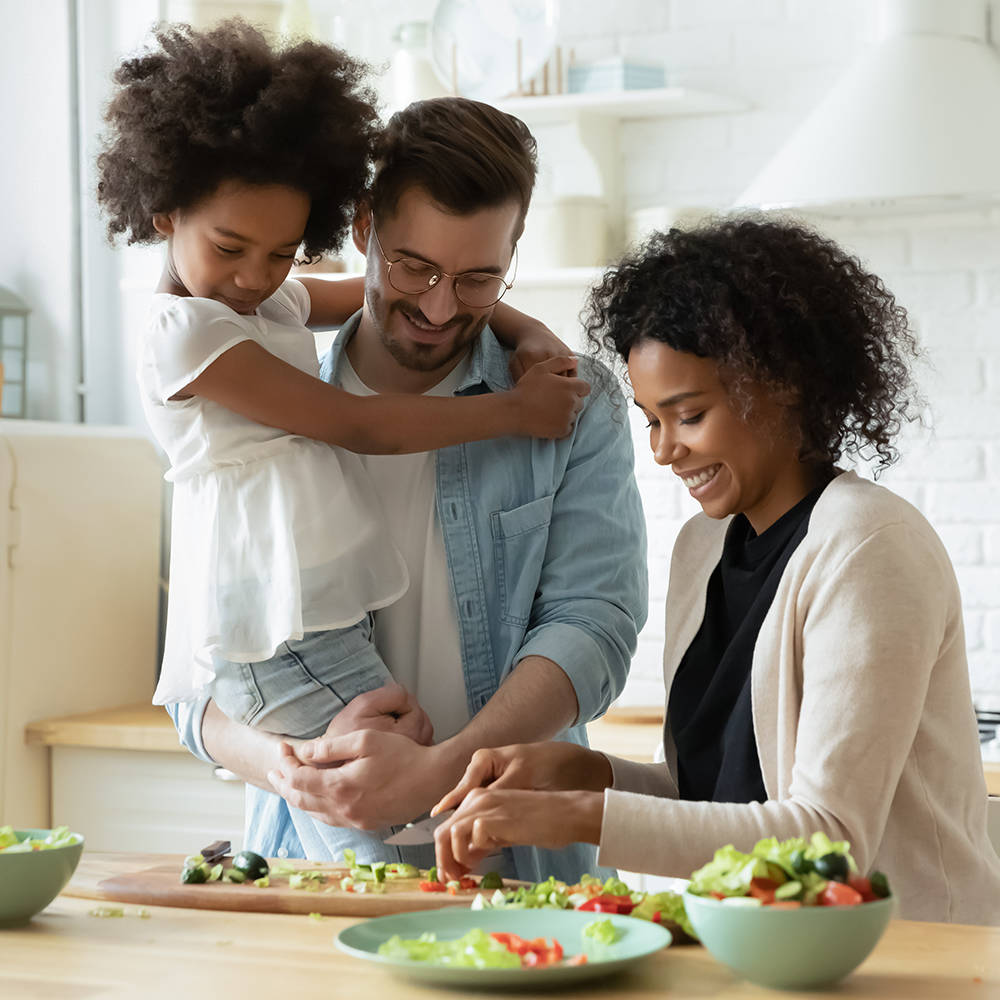 Jeune famille passant du temps de qualité à cuisiner ensemble.